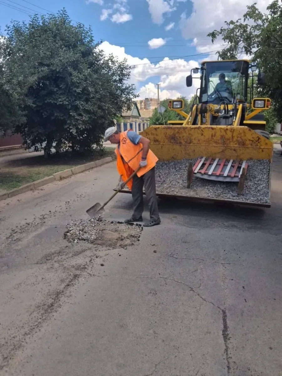 Працівники комунального підприємства ремонтують дорогу в Херсоні 9