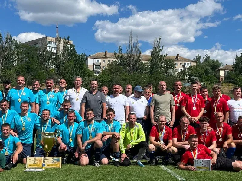 Команда-переможець Кубка Херсонщини з футболу з кубком на стадіоні 1