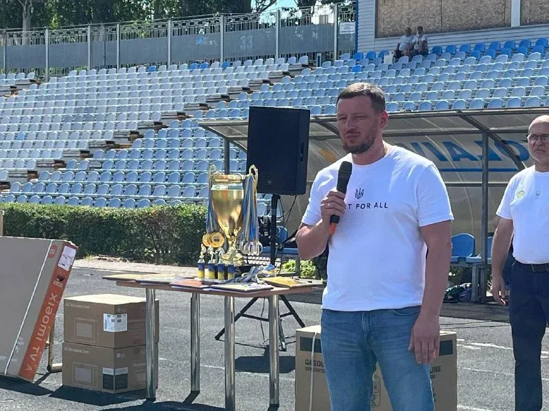 Команда-переможець Кубка Херсонщини з футболу з кубком на стадіоні 2