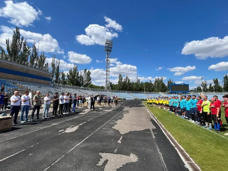 Команда-переможець Кубка Херсонщини з футболу з кубком на стадіоні 4