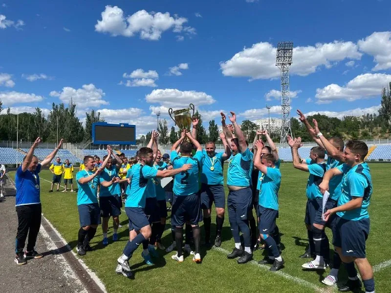 Команда-переможець Кубка Херсонщини з футболу з кубком на стадіоні 6