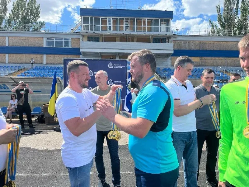 Команда-переможець Кубка Херсонщини з футболу з кубком на стадіоні 9