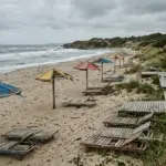 Порожній пляж на окупованому узбережжі Херсонщини - курорт-привид після чотирьох років окупації
