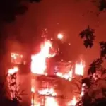 Пошкоджена після атаки РФ багатоповерхівка в Херсоні, дим, що йде з вікон