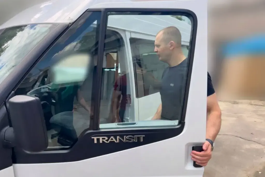 Лікарня Херсона отримала авто з підйомником для маломобільних пацієнтів