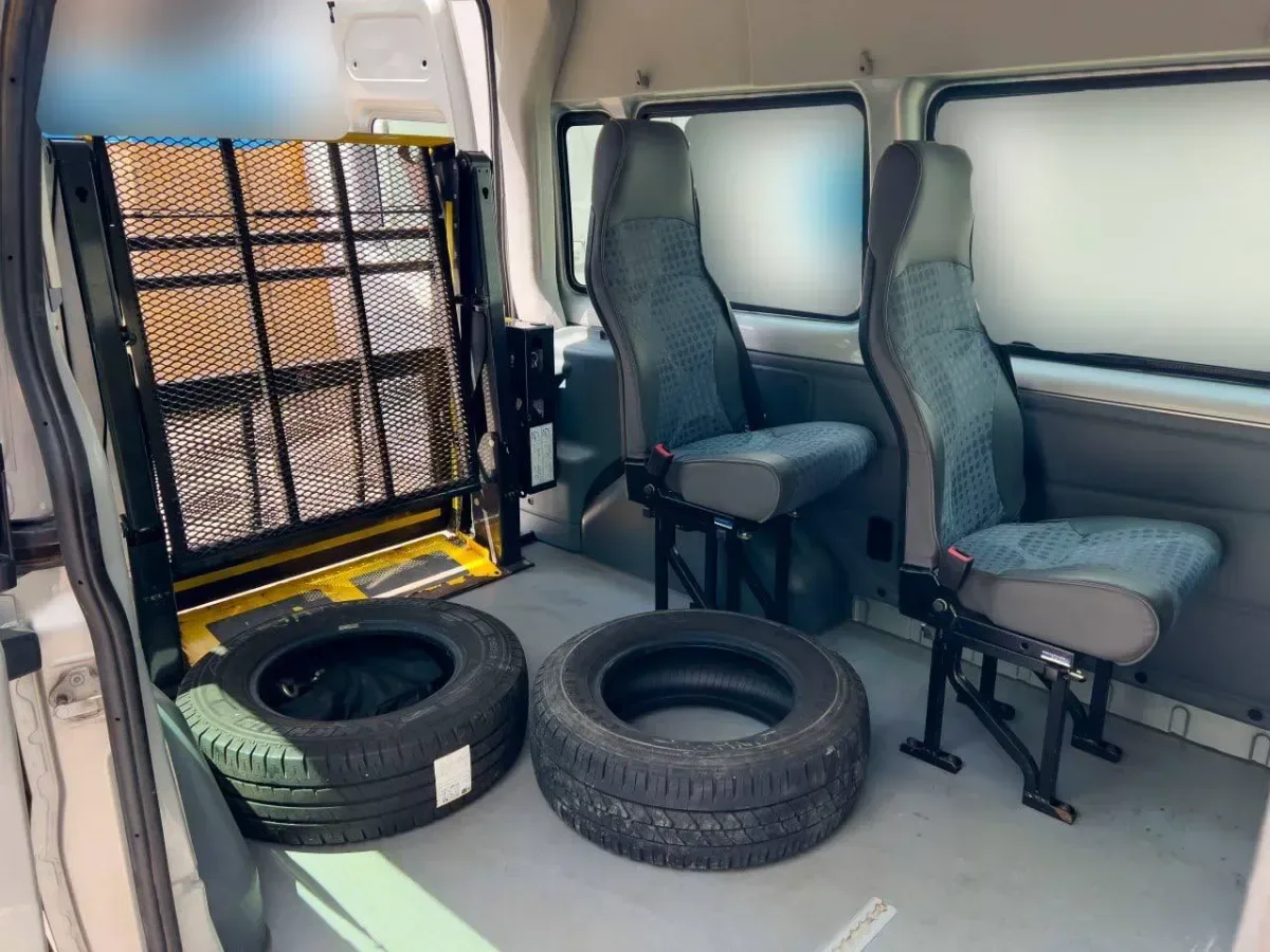 Спеціалізований автомобіль з підйомником для перевезення маломобільних пацієнтів, який отримала лікарня Херсона 1