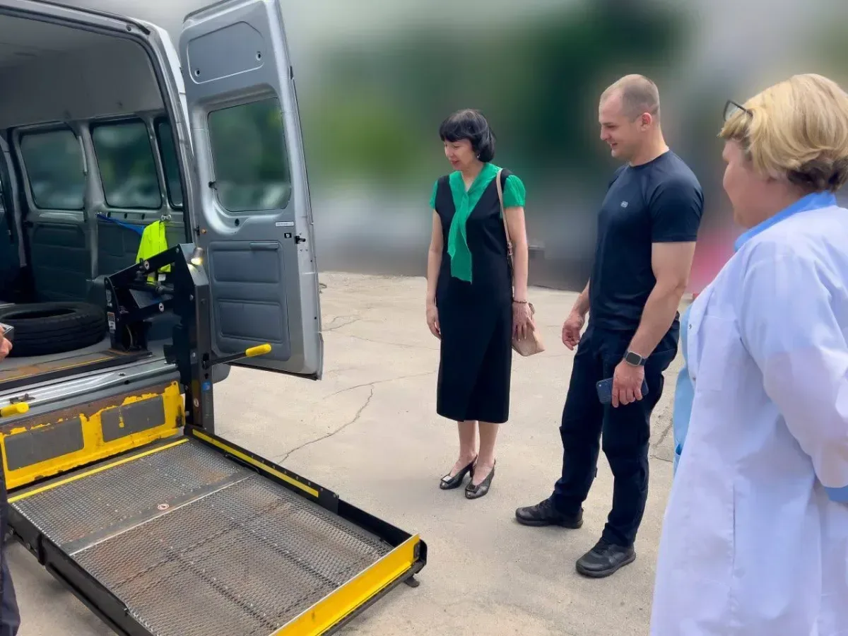 Спеціалізований автомобіль з підйомником для перевезення маломобільних пацієнтів, який отримала лікарня Херсона 2