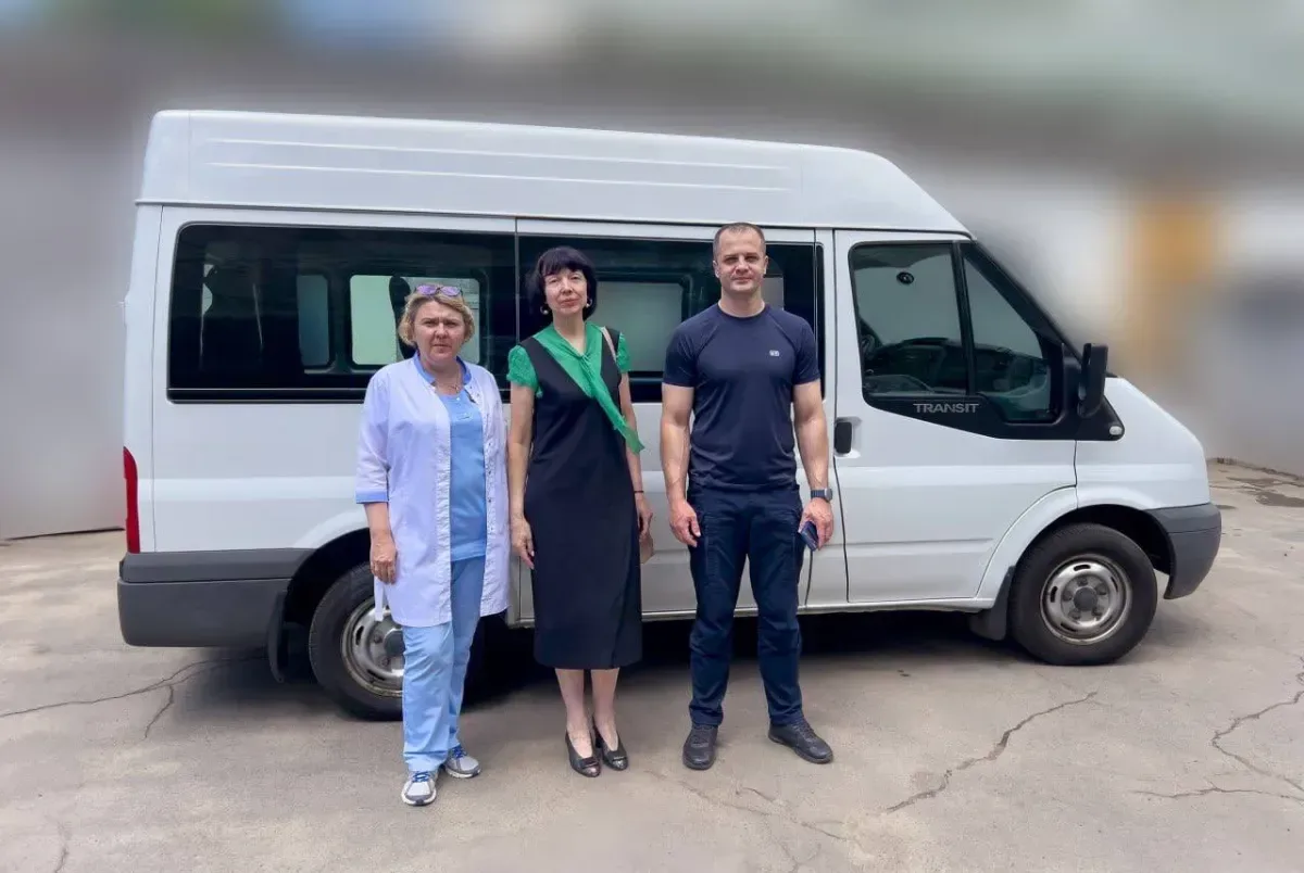 Спеціалізований автомобіль з підйомником для перевезення маломобільних пацієнтів, який отримала лікарня Херсона 4