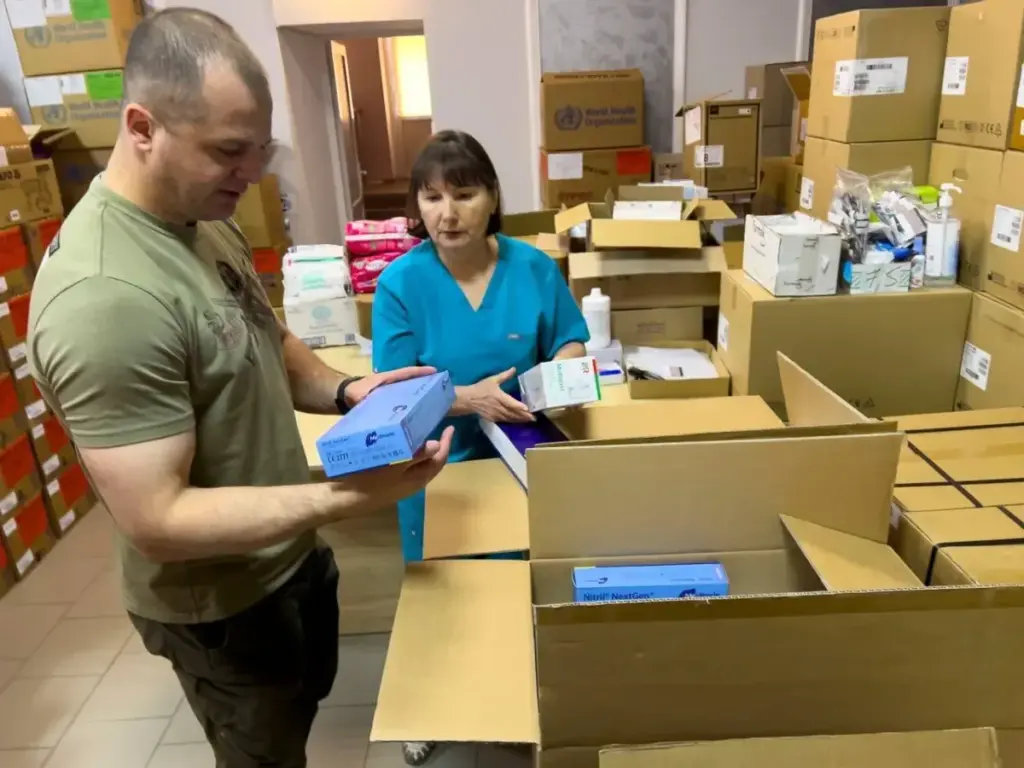 Лікарня Херсона отримала шість палетів ліків від Червоного Хреста