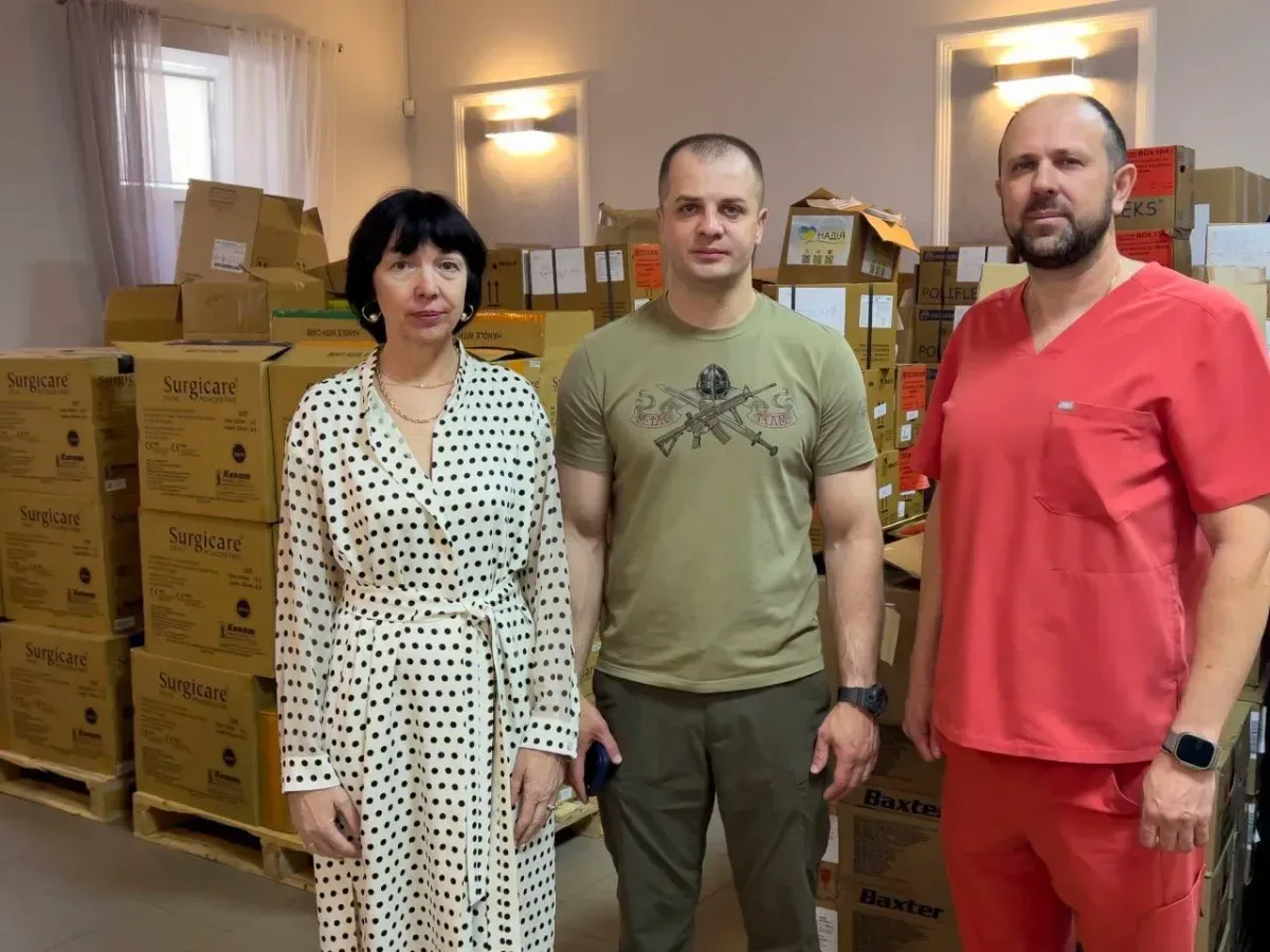 Палети з гуманітарною допомогою для лікарні Херсона від Міжнародного Комітету Червоного Хреста 2