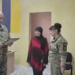 Мати загиблого захисника Вадима Зінчака отримує посмертний орден "За мужність".
