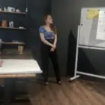 Майстрині з Херсонщини навчаються створювати мультфільми за допомогою ШІ на тренінгу в Миколаєві.
