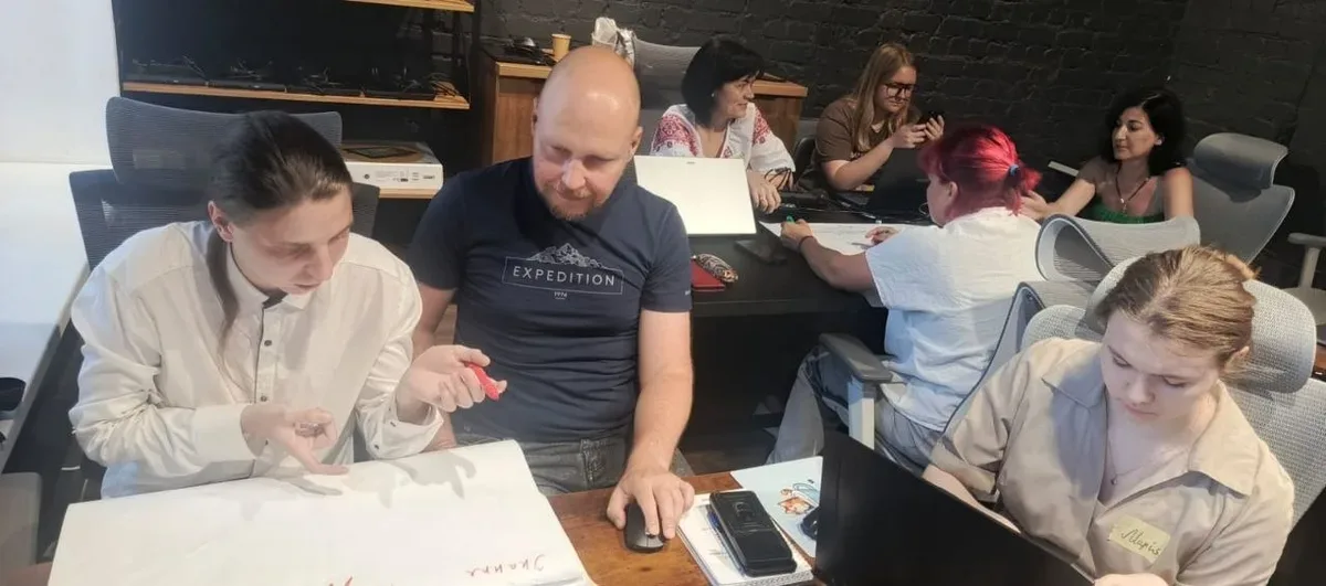 Майстрині з Херсонщини навчаються створювати мультфільми за допомогою ШІ на тренінгу в Миколаєві. 1