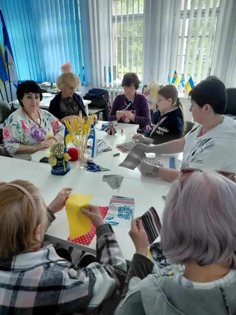 Майстриня Наталія провела ляльковий майстер-клас для переселенок з Херсонщини