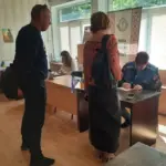 Пакунки дитячого харчування, ліків та засобів гігієни, що роздають переселенцям з Херсона у Кривому Розі