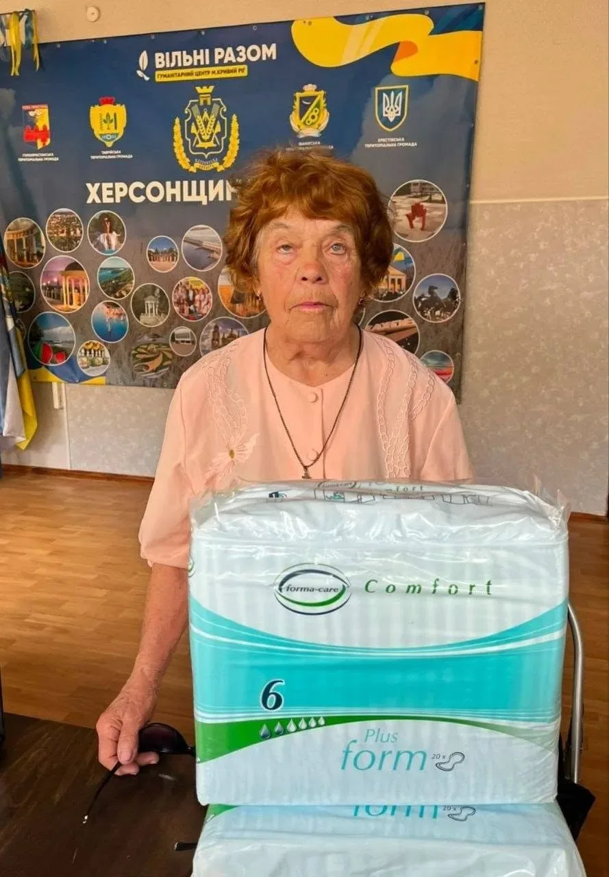 Пакунки дитячого харчування, ліків та засобів гігієни, що роздають переселенцям з Херсона у Кривому Розі 2