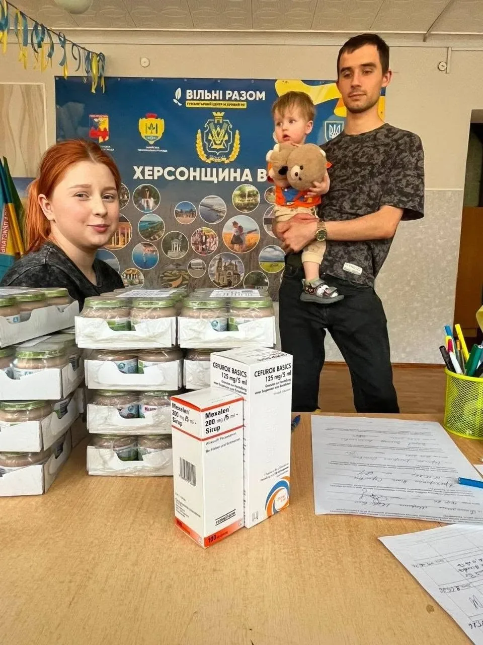 Пакунки дитячого харчування, ліків та засобів гігієни, що роздають переселенцям з Херсона у Кривому Розі 3