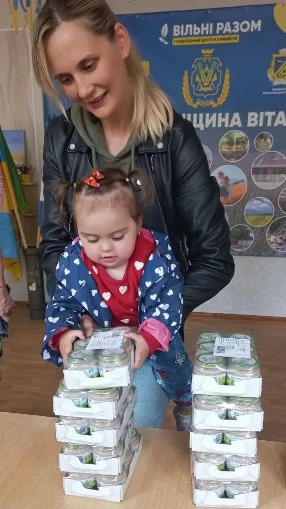 Пакунки дитячого харчування, ліків та засобів гігієни, що роздають переселенцям з Херсона у Кривому Розі 4