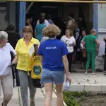 Медичні волонтери FRIDA надають допомогу пацієнтам у Херсоні.