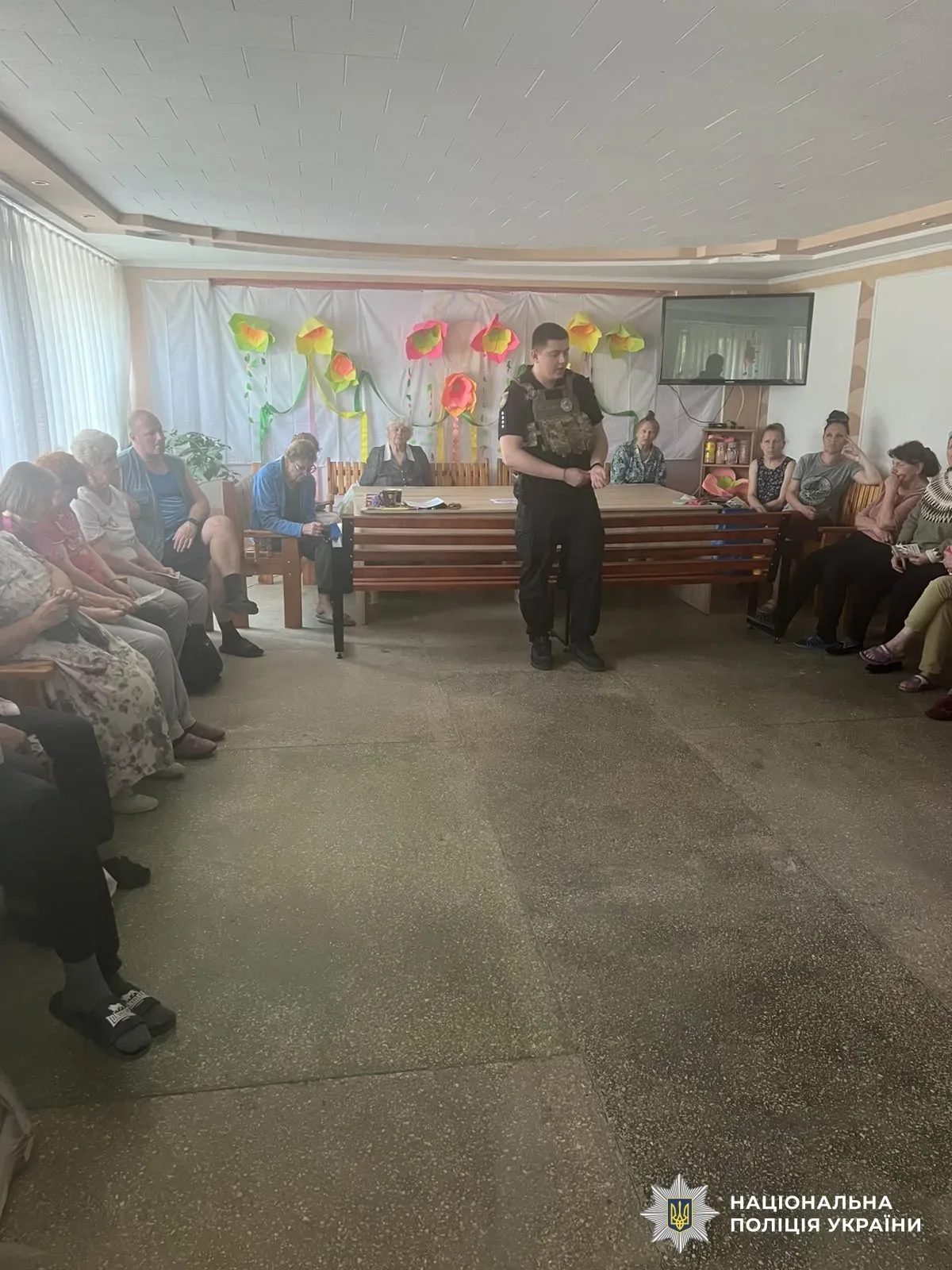 Поліцейські проводять профілактичні заходи серед ВПО щодо запобігання торгівлі людьми в Херсоні. 2