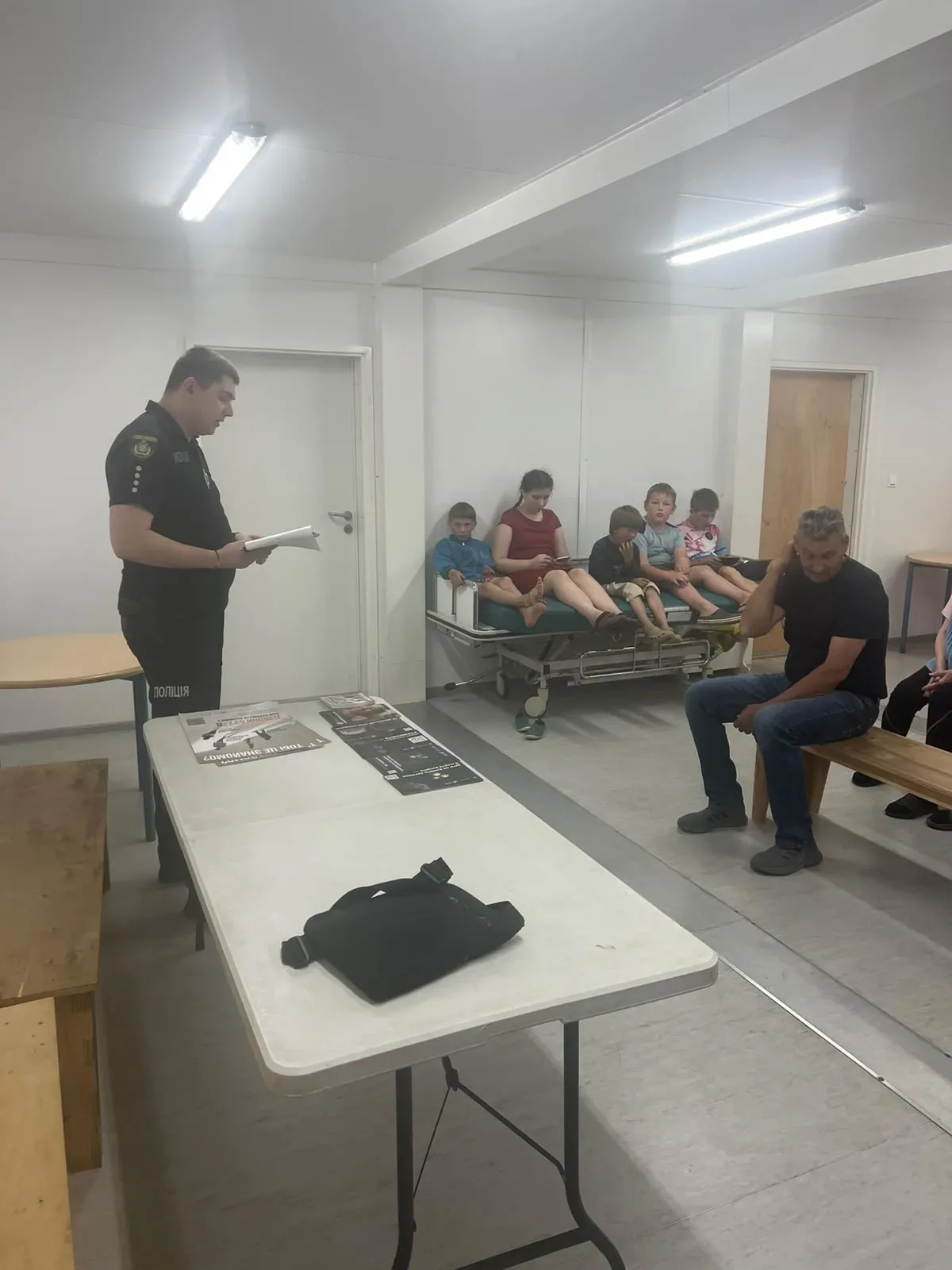 Поліцейські проводять профілактичні заходи серед ВПО щодо запобігання торгівлі людьми в Херсоні. 4