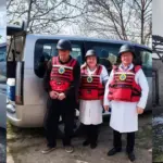 Медичні працівники мобільної бригади проводять обстеження населення в одному з населених пунктів Херсонщини