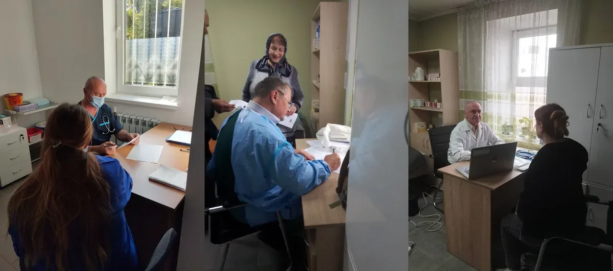 Медичні працівники мобільної бригади проводять обстеження населення в одному з населених пунктів Херсонщини 1