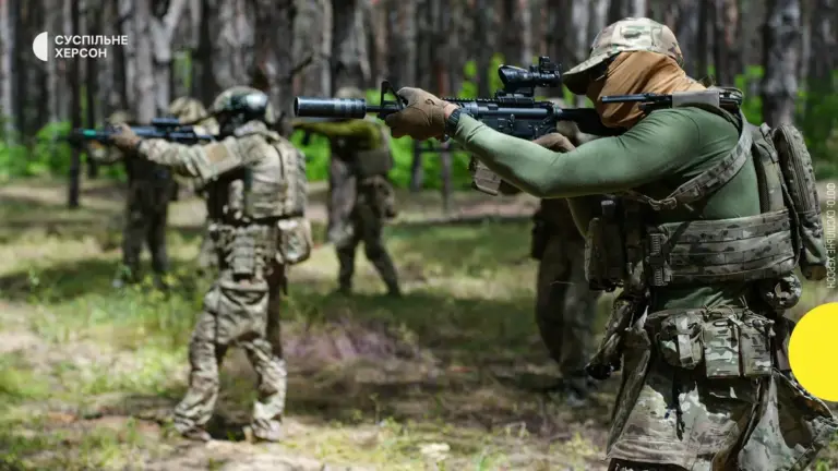 Українські морпіхи проводять навчання на Херсонщині, відпрацьовуючи поводження зі зброєю та наступальні дії 5