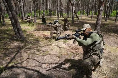 Українські морпіхи проводять навчання на Херсонщині, відпрацьовуючи поводження зі зброєю та наступальні дії 4