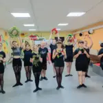 Діти танцюють український народний танець на майстер-класі