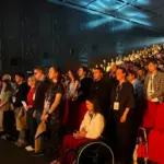 Учасники акції на Docudays UA з плакатами та ключами закликають звільнити українських полонених.