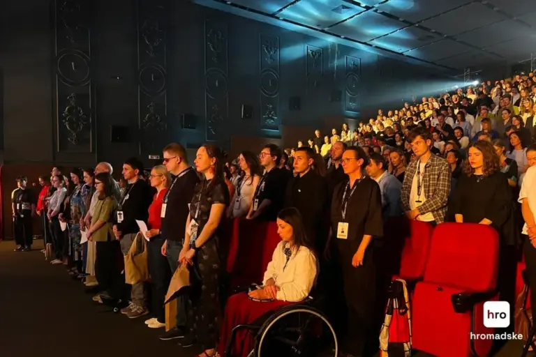 Учасники акції на Docudays UA з плакатами та ключами закликають звільнити українських полонених.