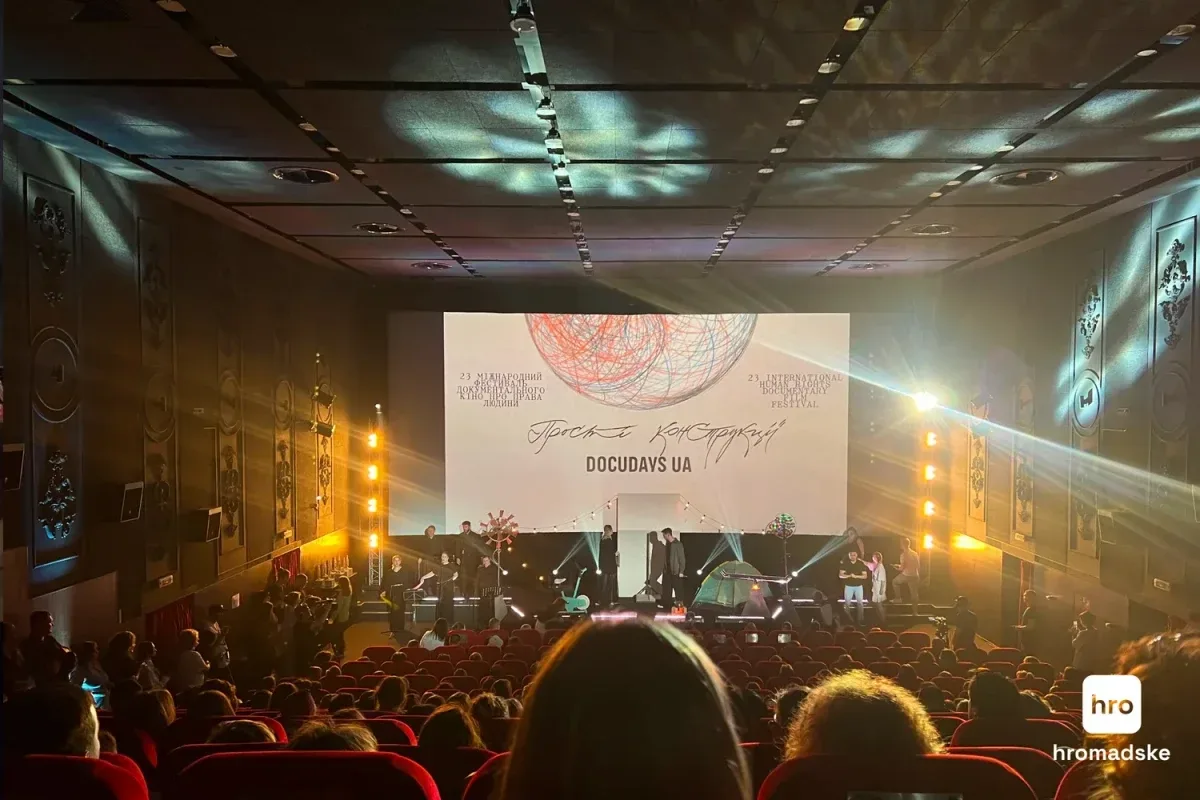 Учасники акції на Docudays UA з плакатами та ключами закликають звільнити українських полонених. 1