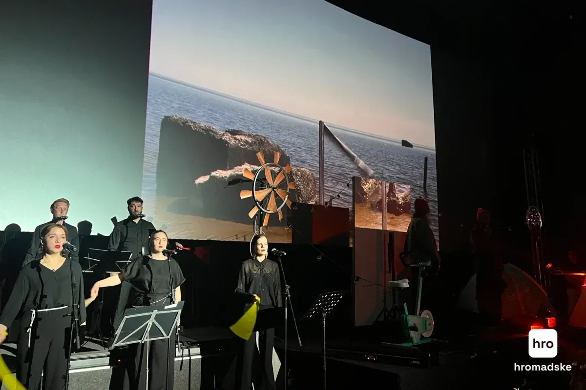 Учасники акції на Docudays UA з плакатами та ключами закликають звільнити українських полонених. 3