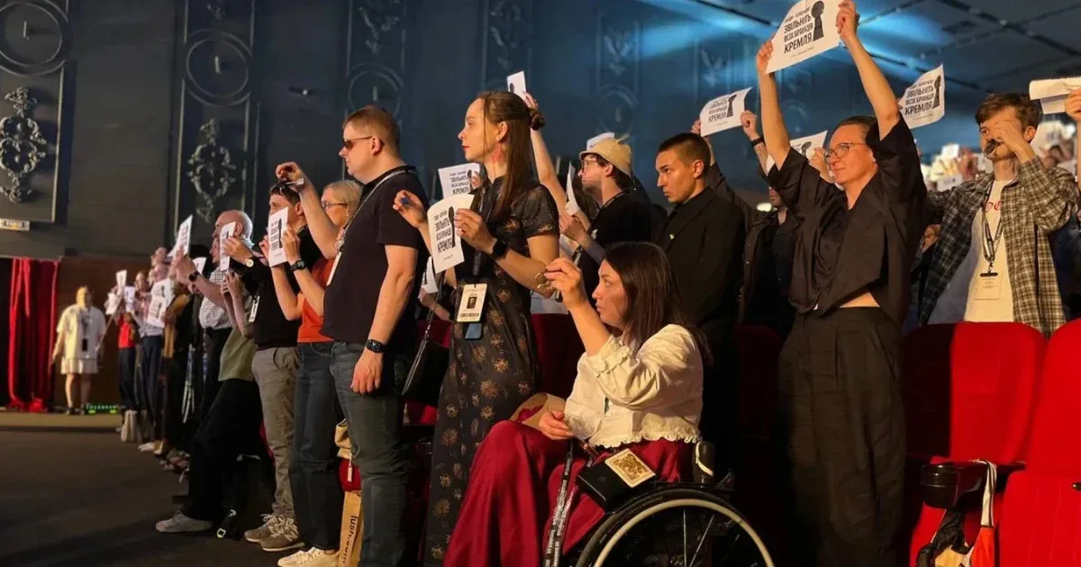 Учасники акції на Docudays UA з плакатами та ключами закликають звільнити українських полонених. 4