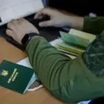 Символічне зображення перевірки документів та контролю на підприємстві в Херсоні.