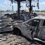 Наслідки удару російського дрона по АЗС у Чорнобаївській громаді на Херсонщині, пошкоджені будівлі та автомобілі