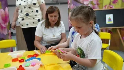 Діти на Херсонщині займаються в облаштованому укритті, яке замінило дитячий садок. 1