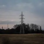 Знеструмлені будинки на лівобережжі Херсонщини, що свідчить про масові відключення електроенергії