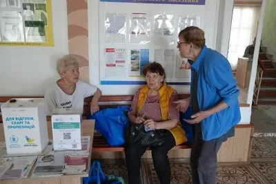 Рятувальники працюють на місці зруйнованої багатоповерхівки у Херсоні після російської дронової атаки. 2