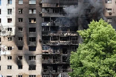 Рятувальники працюють на місці зруйнованої багатоповерхівки у Херсоні після російської дронової атаки. 3