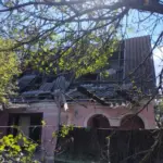 Пошкоджені будинки після російського обстрілу в Золотій Балці