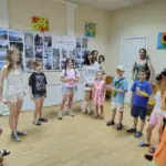 Діти-переселенці з Херсонщини на неоновому шоу в Кропивницькому