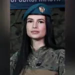 Військовослужбовиця Лабуба, молода дівчина, в українській військовій формі, з символікою морської піхоти.