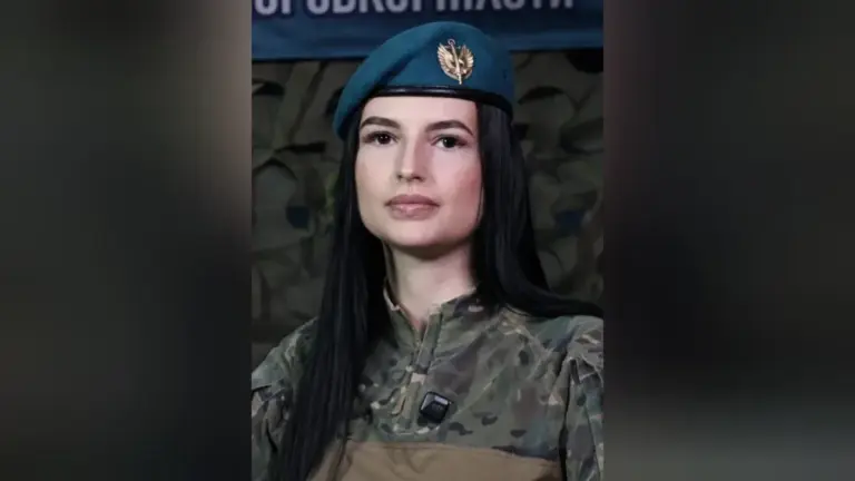 Військовослужбовиця Лабуба, молода дівчина, в українській військовій формі, з символікою морської піхоти.