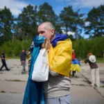 Звільнений з російського полону український військовий з прапором України, 26 червня 2026 року