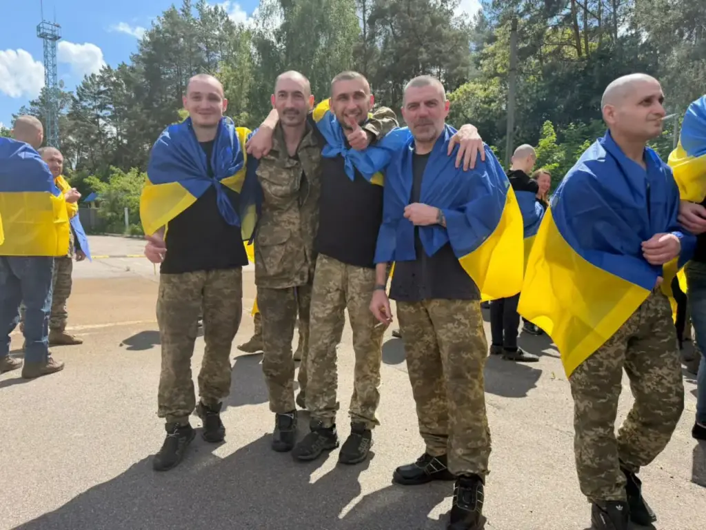 185 українських захисників повернулись з полону: серед них захисники Херсонщини