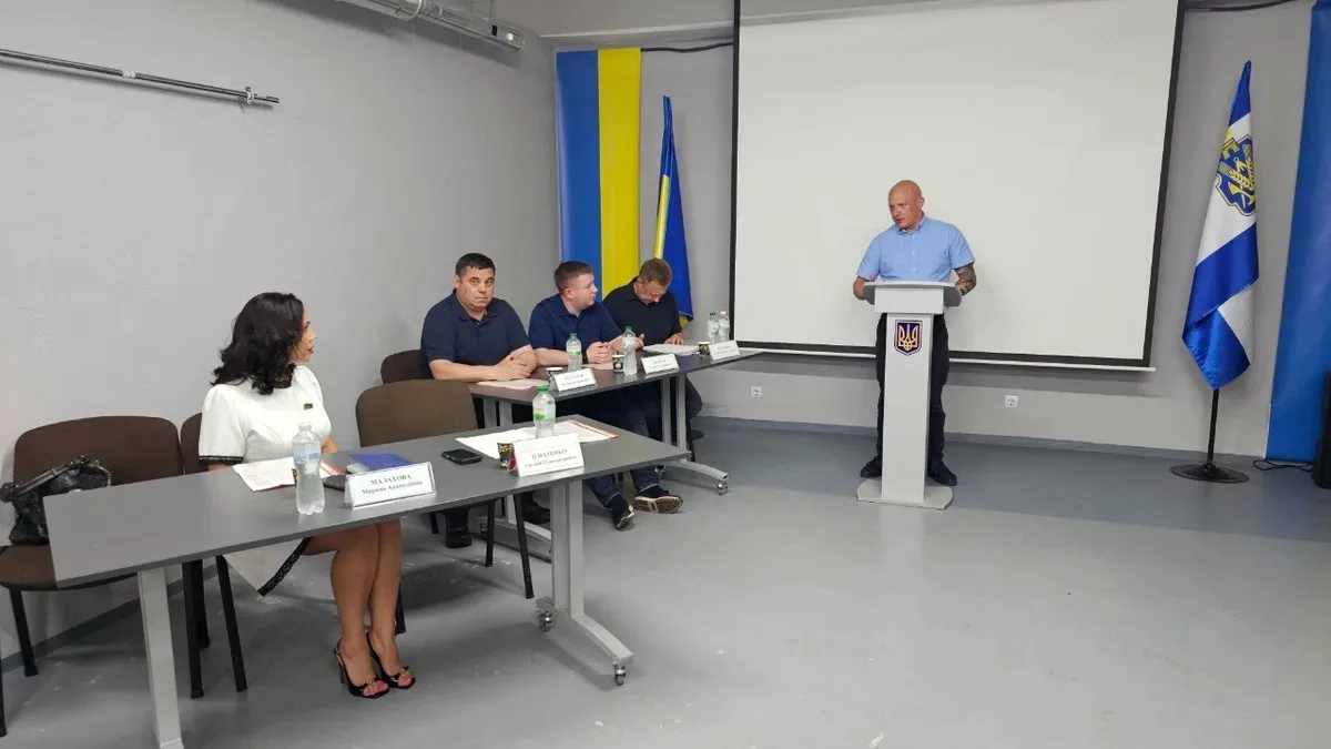 Учасники наради Держпродспоживслужби та представники Херсонської ОВА обговорюють роботу в умовах війни. 3
