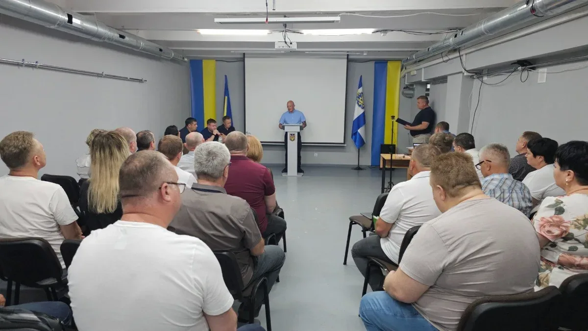 Учасники наради Держпродспоживслужби та представники Херсонської ОВА обговорюють роботу в умовах війни. 4