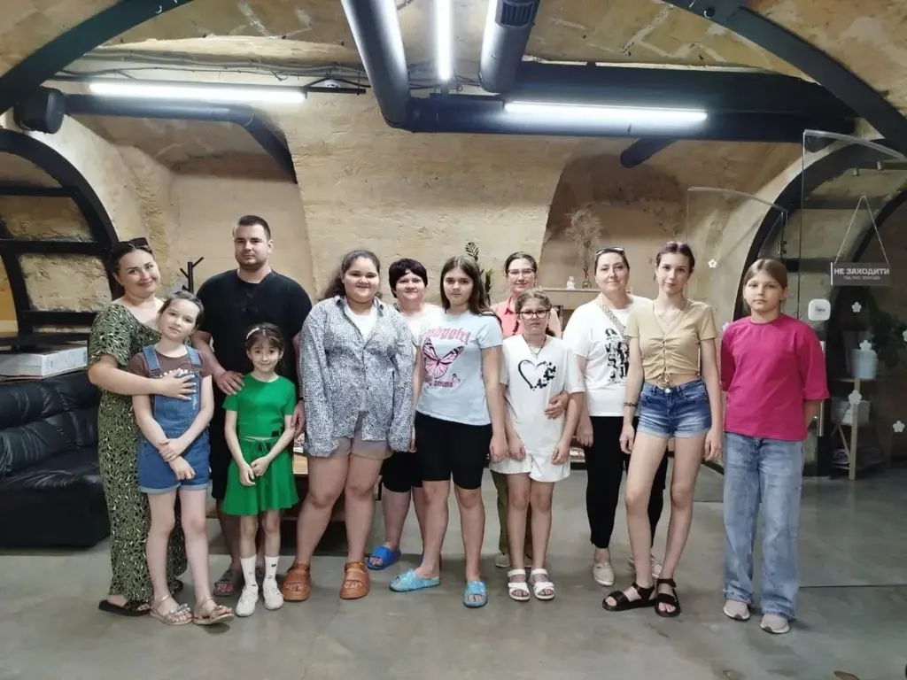 Одеса: діти ВПО з Херсонщини створили глиняні фігурки до Дня батька